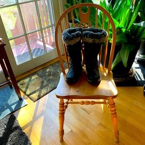 Bearpaw winter calf high winter boots. Both zip and laces. Material in photo tag